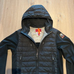 PJ Jacka - Strl: S Parajumpers ivory fleece Cond: Använd men i gott skick Säljer pga jag växt ur den Köpare står för frakt Skicka vid frågor/funderingar // Måns