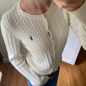 Ralph lauren kofta - Skön och fin passform, använts få gånger. Köptes i butik för 2000kr. Koftan har ett litet hål vid nacken, syns knappt, kolla sista bild!! 💖