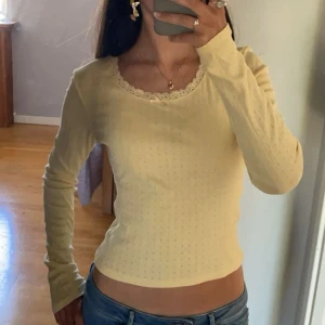 Stickad tröja - Gul stickad tröja i storlek 170 från HM som aldrig är använd. Skriv gärna för frågor💕