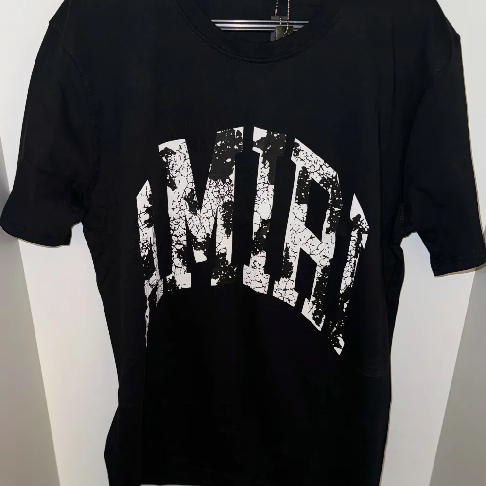Amiri - Collegiate det finns storlek M XL XXL. T-paidat.