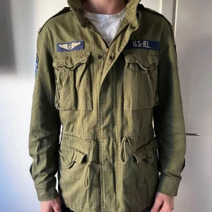 Ralph Lauren Field jacket  - Säljer nu denna sällsynta field jacketen från Ralph Lauren i olivgrön | Storlek Xl i barn men passar som en S| Nypris 5499 Mitt pris 2999