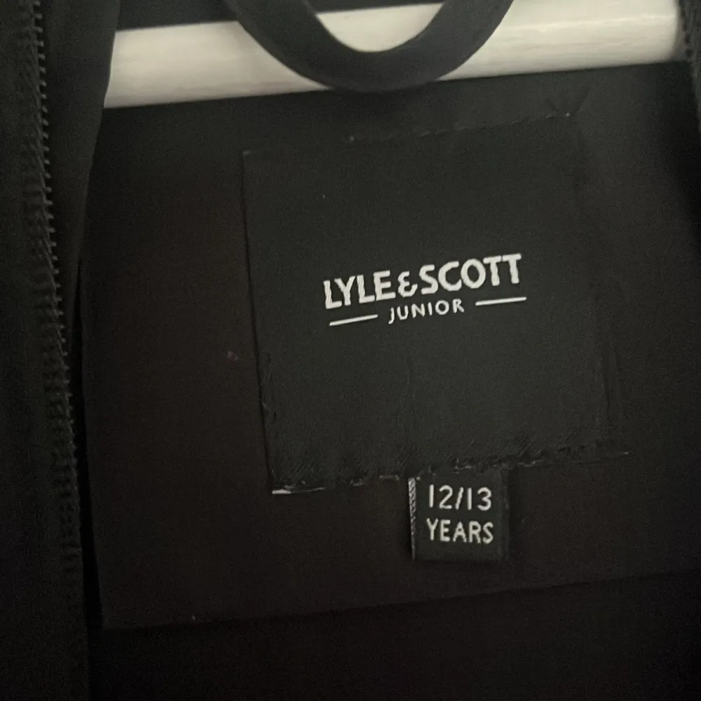 Säljer nu min Lyle&scott vinterjacka då den har blivit för liten. Finns en liten defekt på högra armen se bild 3 men inget man tänker på. Nypris: 1799 Pris kan diskuteras!. Jackor.