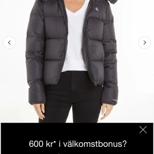 Calvin Klein jacka - Jag säljer denna för att den aldrig kommer till användning, den är helt nu jag har använt den tre gånger 💞 skriv för fler bilder💞 pris kan diskuteras vid snabb affär 