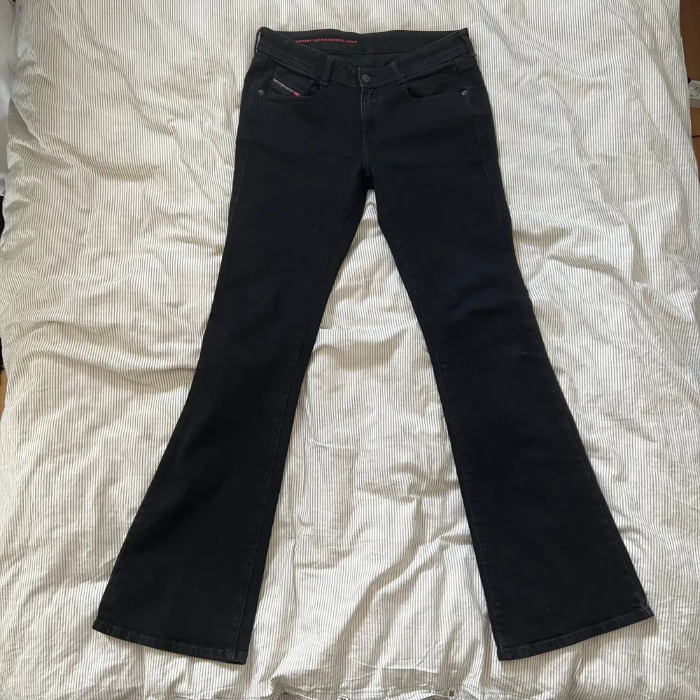 Säljer ett par snygga svarta bootcut jeans från Diesel. De har en klassisk femficksdesign och en diskret logga på den lilla fickan fram. Använda kanske tre gånger så  skicket är som nya! 1969 D-ebbey model. Priset är inte fast!. Jeans & Byxor.