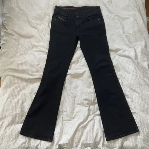 Svarta bootcut jeans från Diesel - Säljer ett par snygga svarta bootcut jeans från Diesel. De har en klassisk femficksdesign och en diskret logga på den lilla fickan fram. Använda kanske tre gånger så  skicket är som nya! 1969 D-ebbey model. Priset är inte fast!
