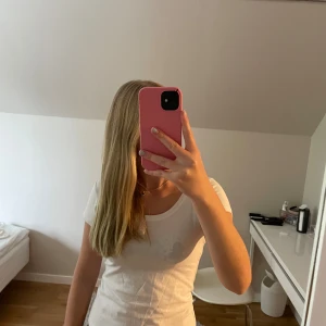 Vit t-shirt från Lager 157 - Säljer en vit t-shirt från Lager157 i storlek XS. Den är stretchig. Det finns ett litet hål vid ärmen och en mitt på som knappt syns, men annars i bra skick. Pris kan alltid diskuteras. Skriv om du har några frågor!💗