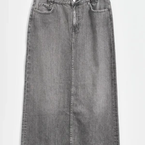 JEANS KJOL - As snygg jeans kjol ifrån Ginatricot, Prislappen är ovar endast testat dem men de var tyvärr för stora❤️