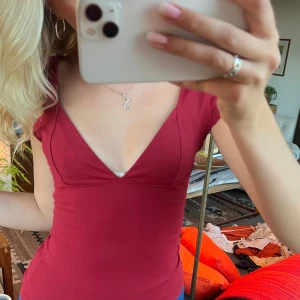 Free people duo corset cami  - Säljer denna som har varit så trendig i världens finaste röda färg  Köpt i London i butik 