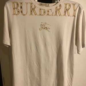 Burberry tshirt  - Den e för stor för mig och är jätte bra skick