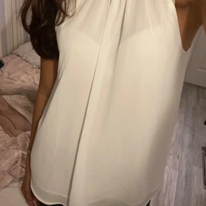 Vit nacke armlås blus - Jätte jätte fin blus som är använd 1 gång🤍