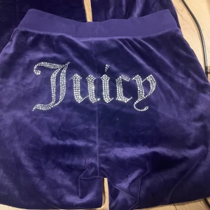  juicy couture byxor - Lila juicy couture byxor! Skriv om du har frågor!