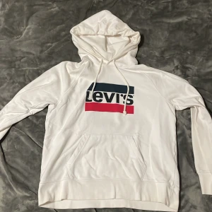 Vit Levis Hoodie - Hoodien är i storlek L, i mycket bra skick