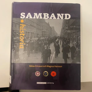 Samband Historia 1b - Samband historia 1b upplaga 2. Omslaget är helt men är kantstött. Sidorna är hela och rena men det finns en del markeringar och anteckningar (se bild 2). Nypris 703:-