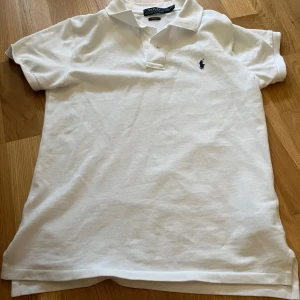 RALPH LAUREN PIKÉ  - Säljer denna sjukt snygga Ralph lauren piké som är använd typ 3 gånger. Skick 9,5/10, tvättas innan utskick. Köptes i butik för 1199kr, storlek 14-16 men sitter bra på mig som e 167 och passar även upp till 170 /// L&F CLOTHING👕