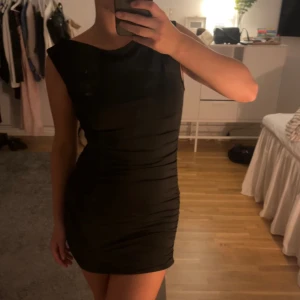 Klänning med öppen rygg - Kort klänning med öppen rygg. Fläcken är på spegeln och inte på klänningen💕