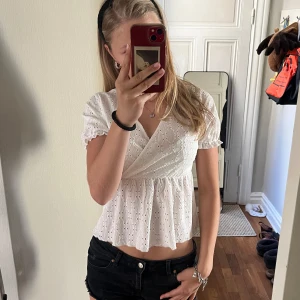 Stockholmsstil blus - Den här superfina stockholmstilsblusen är inte see through och tyget är luftigt och bra. Armarna har fina volanger också.  Den är helt ny så inga fläckar eller sånt!  Orginalpris: 450kr Dom mig om ni har några frågor 💞💞💞