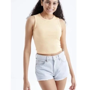 Jättefint aprikos linne ifrån gina - Gulligt linne ifrån gina! Jätteskönt material inte tajt! På mig går den ner över naveln och lite till älskar den men inte min favorit färg längre