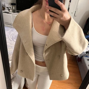 Kappa  - Säljser denna beiga höst kappa från na kd super snygg nu när de börjar bli kallare, den har sammet inuti som gör den både skön och varm! Hör av er gärna vid frågor och pris kan diskuteras🩷