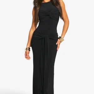 Elegant kläning  - Denna snygga kläning är helt oanvänd, köpte denna inför en resa men tog aldrig med. (Kvar i original förpackningen). Den är storlek 36/sx men skulle lätt passa upp till M, (stretchig matrial). Den ger så fin figur till kroppen. Köptes för 600kr 