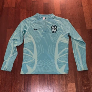 Brasilien - träningskit - Riktig skön å snygg dress. Den har bara använts 1-2 gånger pris kan diskuteras vid snabb affär.