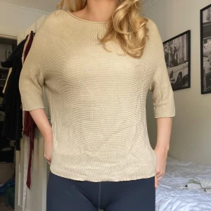 Trekvartsärmad tröja  - Super skön trekvartsärmad tröja, inga defekter men finns tecken på använding, kan skicka tydligare bilder privat om de önskas🥰