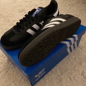 Jag säljer mina fina Adidas Samba OG pågrund av fel storlek. Skorna är helt oanvända!