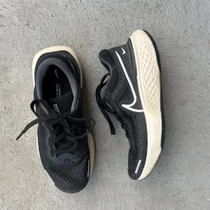 Nike zoomX invincible run flyknit - endast ett fåtal gånger använda (mindre än 5)! löparskor anpassade till asfalt med mycket mjuk och studdsig sula. nypris:2000kr