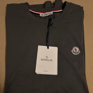 Moncler t-shirt - Helt ny Moncler t-shirt som tyvärr är i fel storlek för mig  Pris kan diskuteras vid snabb affär!