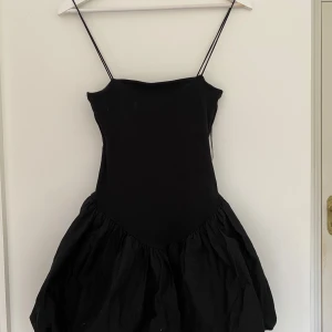 Zara klänning - Fin klänning som köptes i somras, knappt använd 