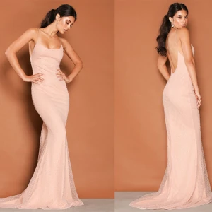 Balklänning  - Ljusrosa balklänning med pärlor. Använd en gång. Har tyvärr fått hål i yttertyget på släpet (syns på bild 4 och 5), men går att sy ihop med nål och tråd🩷🩷