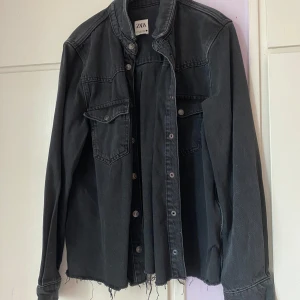 Svart jeansjacka  - Köpt secondhand men i fint skick!🫶 Lite trådig längst ner men har för mig att modellen är så.   Storlek: M, men passar S också. Kort i midjan.