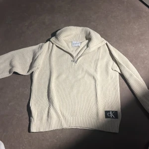 Calvin klein Half zip - Säljer då den är jätte liten för mig. Passar 158 säkert upp till 163 Perfekt nu på hösten Skick 7-10