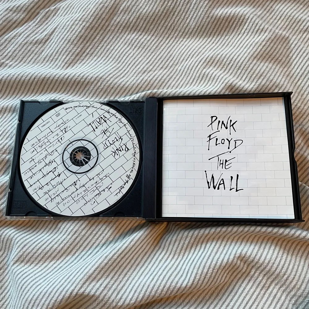 säljer en Pink Floyd cd skiva då jag ej lyssnar på den. Den är deluxe och innehåller två skivor. Köpt flera år sedan, början av 2000. . Övrigt.