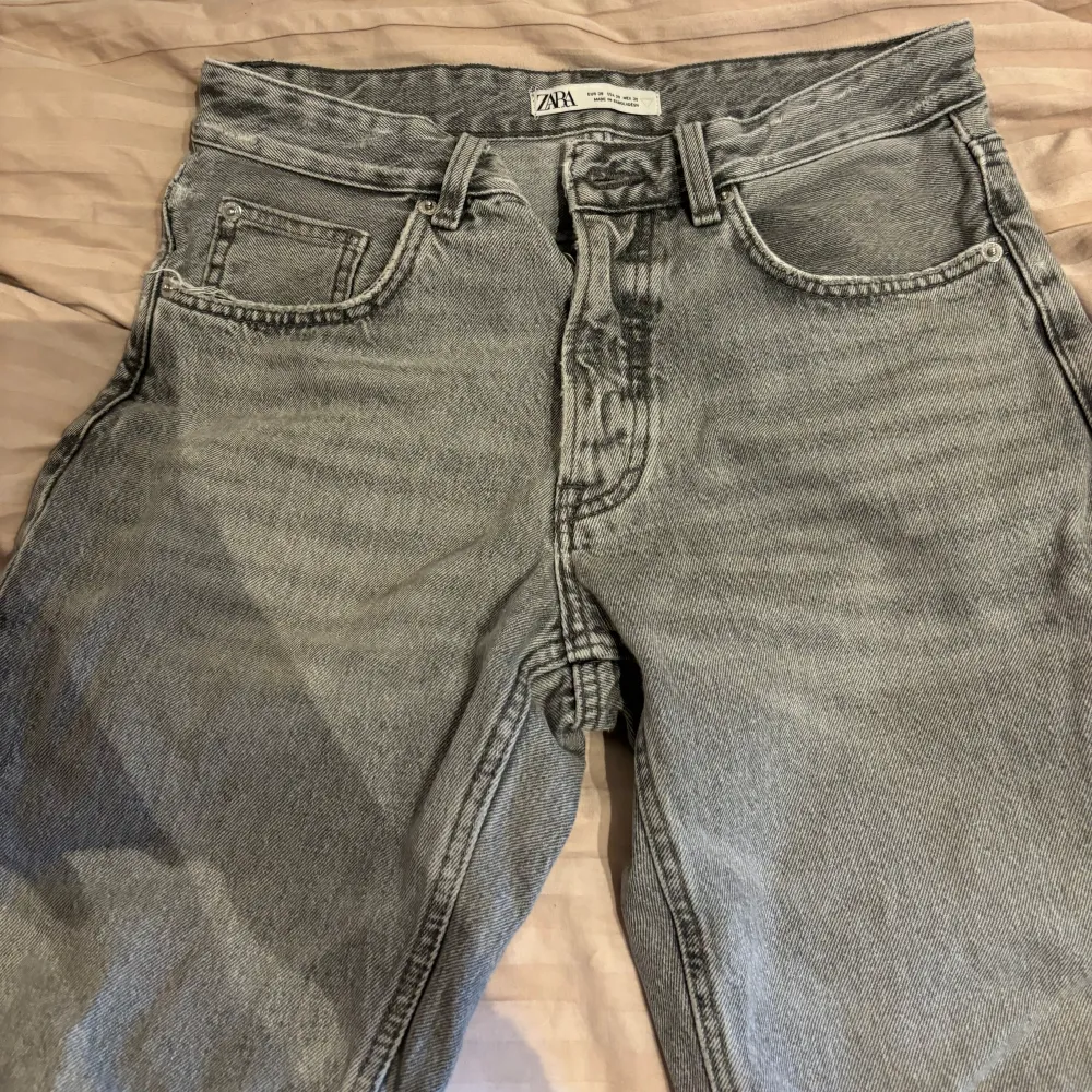 Gråa zara jeans lite slita nere på byxorna personligen tycker jag det är snyggare än vanligt och vet inte riktigt om det är meninget att det ska vara så. Men fina byxor . Jeans & Byxor.