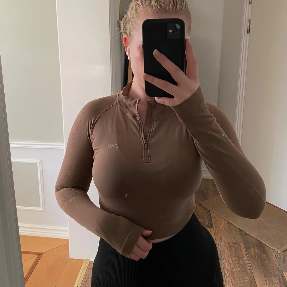 Croppad långärmad tröja med ¼ zip från märket ICANIWILL i beige/brun färg storlek S. Använd enstaka gång så fint skick! 🤎 Ordinarie pris 449 kr.. Sportswear.