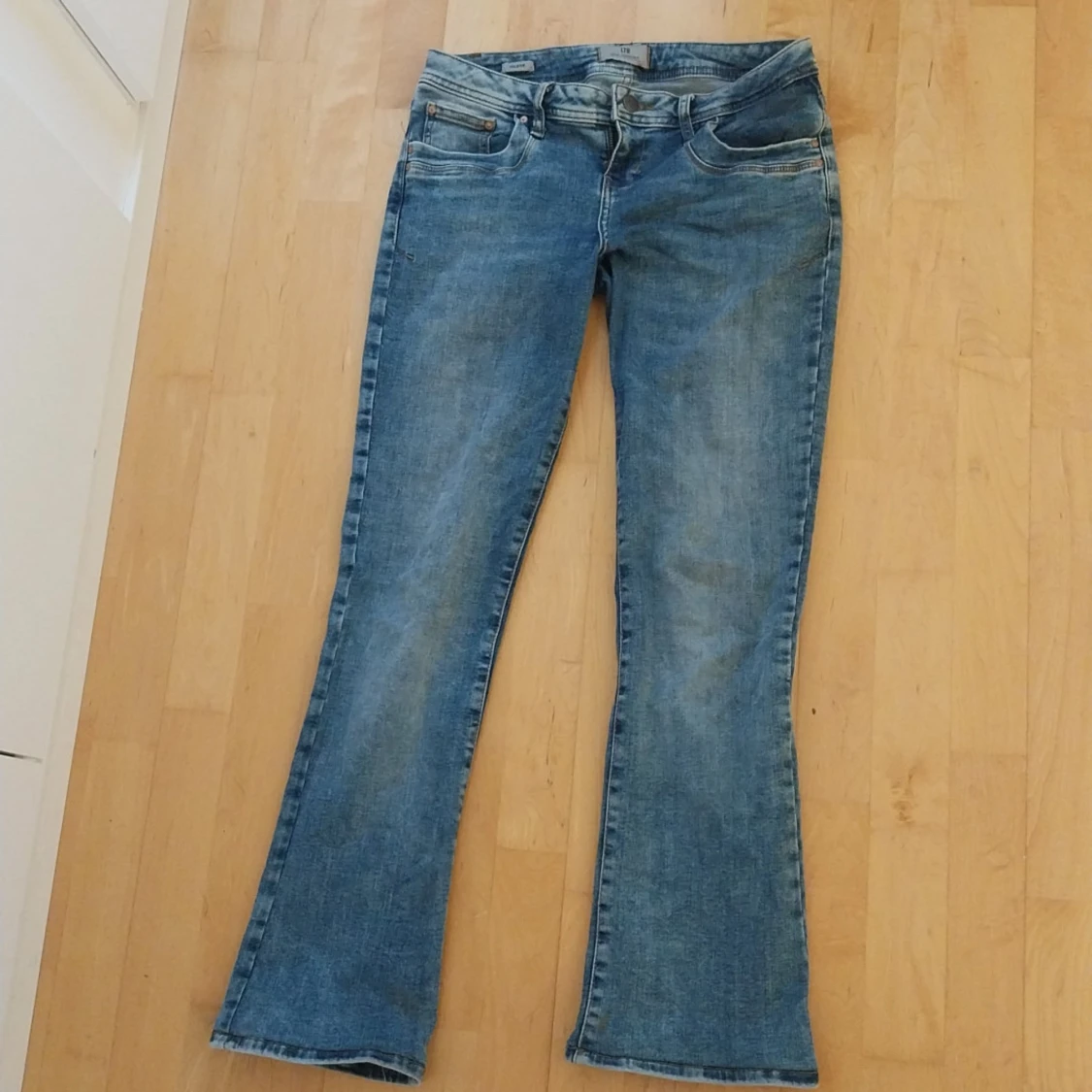 Blå jeans med bootcut - 91