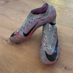 Fotbollskor - Storlek:. 42 Ny pris 3150kr Inte ett dug trasiga  Helt dom nya Laceless