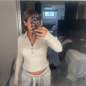  fin vardags topp - Jag säljer denna fina tröjan då den inte kommer till så mycket använing! Materialet är sjukt skönt o tröjan är i bra skick!🥰