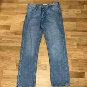 Ett par jeans i mycket bra skick från Jack and Jones, Modell relaxed. Inte använt så mycket. Ny pris 600kr priset kan diskuteras.