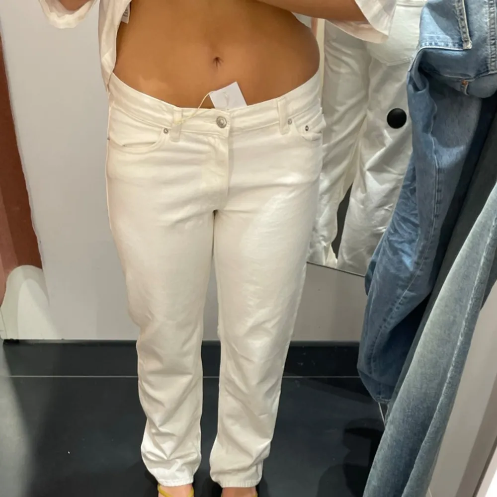 Vita jeans från Ginatricot i storlek 38, använda max 10 gånger . Farkut & Housut.