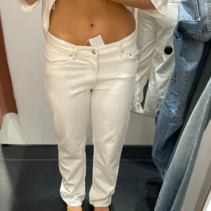 Vita jeans - Vita jeans från Ginatricot i storlek 38, använda max 10 gånger 