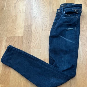 Replay jeans marinblå  - Säljer dessa sjukt snygga snygga replay jeans med en najs slitning! Jeansen är helt nya aldrig använda och nypriset ligger runt 1599kr mitt pris är 550kr! Passar dig som e 160-170 beroende på hur du vill att dom ska sitta!  ///LC💸
