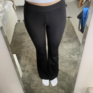 Svarta yoga pants -  Lågmidjade yoga pants med bootcut. 