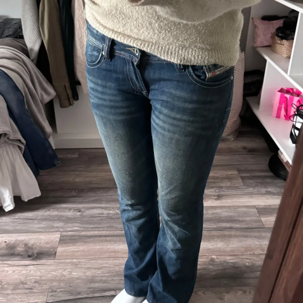 coola diesel jeans storlek 30, väldigt liten i storlek och passar mig som brukar ha 27/30. bra i längd på mig som är 167💕  inga defekter och väldigt sparsamt använda💞. Jeans & Byxor.