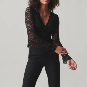 Svart spetsblus - Snygg topp ifrån Gina Tricot. Köpt för några månader sedan och enda defekten är ett litet hål på vänster sida. Inget synligt hål, utan väldigt diskret som inte syns när han har på sig den. Annars är den så gott som ny❤️. Nypris 299kr