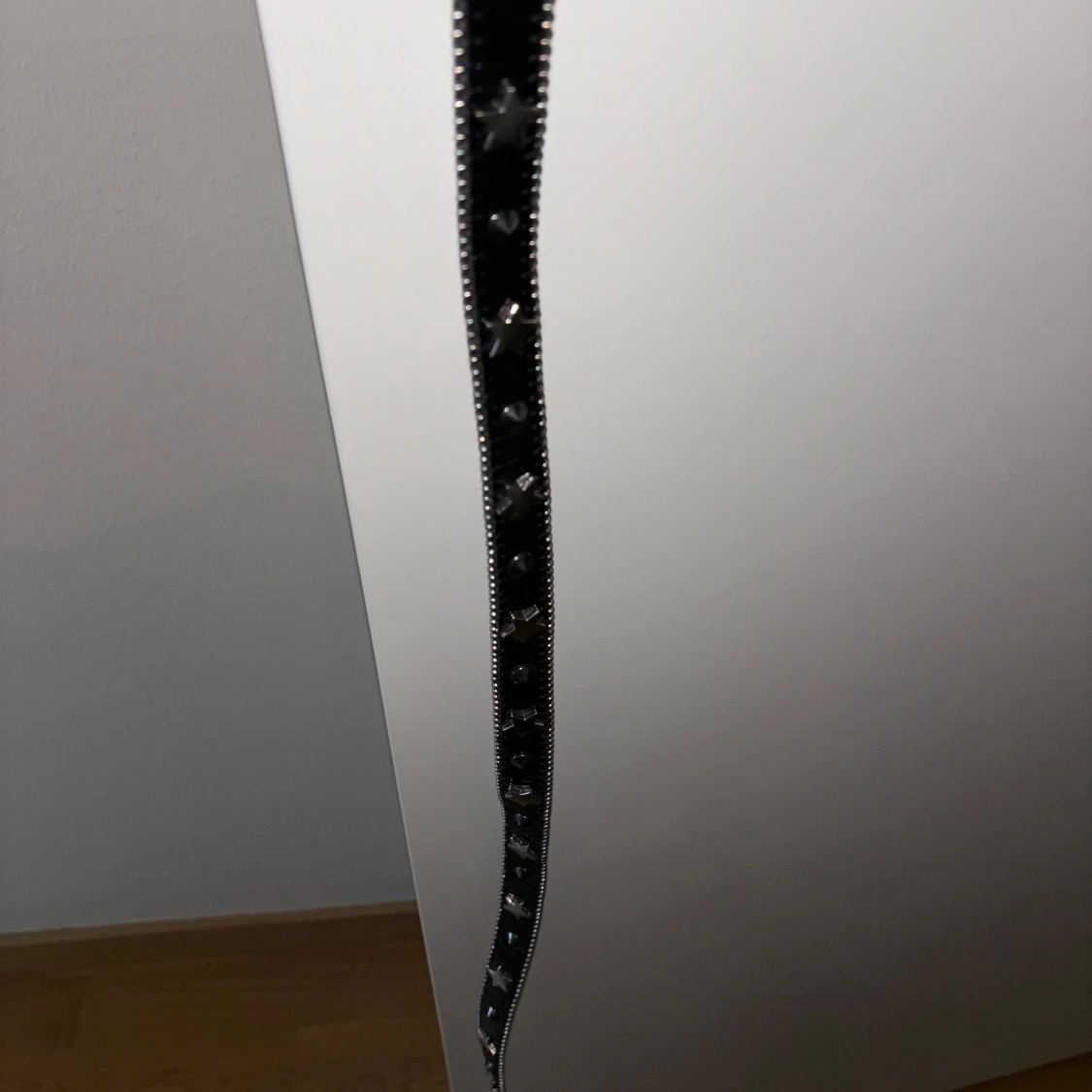 Svart bälte med dekorerat spänne från Topshop - 4