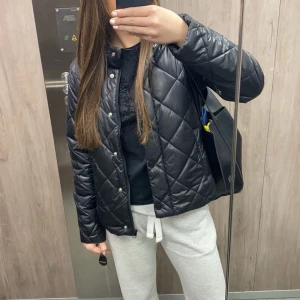 Svart jacka - Säljer en stilren svart jacka med knappar och dragkedja. Jackan har en normal passform och är perfekt för kyligare dagar. Den är lätt och smidig att bära med sig. Använd ett fåtal gånger men som ny😍pris kan diskuteras 