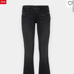 Svarta bootcut jeans Ltb valerie - Helt nya svarta lågmidjade bootcut jeans med slitningar från Ltb modellen valerie storlek 27 30 men passar mig som har 25 30 kan skicka mått nypris 800kr