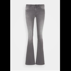 Grå bootcut jeans - Snygga gråa bootcut diesel jeans!! Använda några gånger men fortfarande bra skick, endast lite slitningar längs ner på benen. Köpta för 1 595 kr🥰🥰