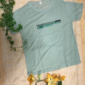 T Shirt , Stlk L  - Snygg T shirt , storlek L-XL , Perfekt för en avslappnad stil. Tillverkad i mjukt material för extra komfort.  79kr/st   , helt ny 